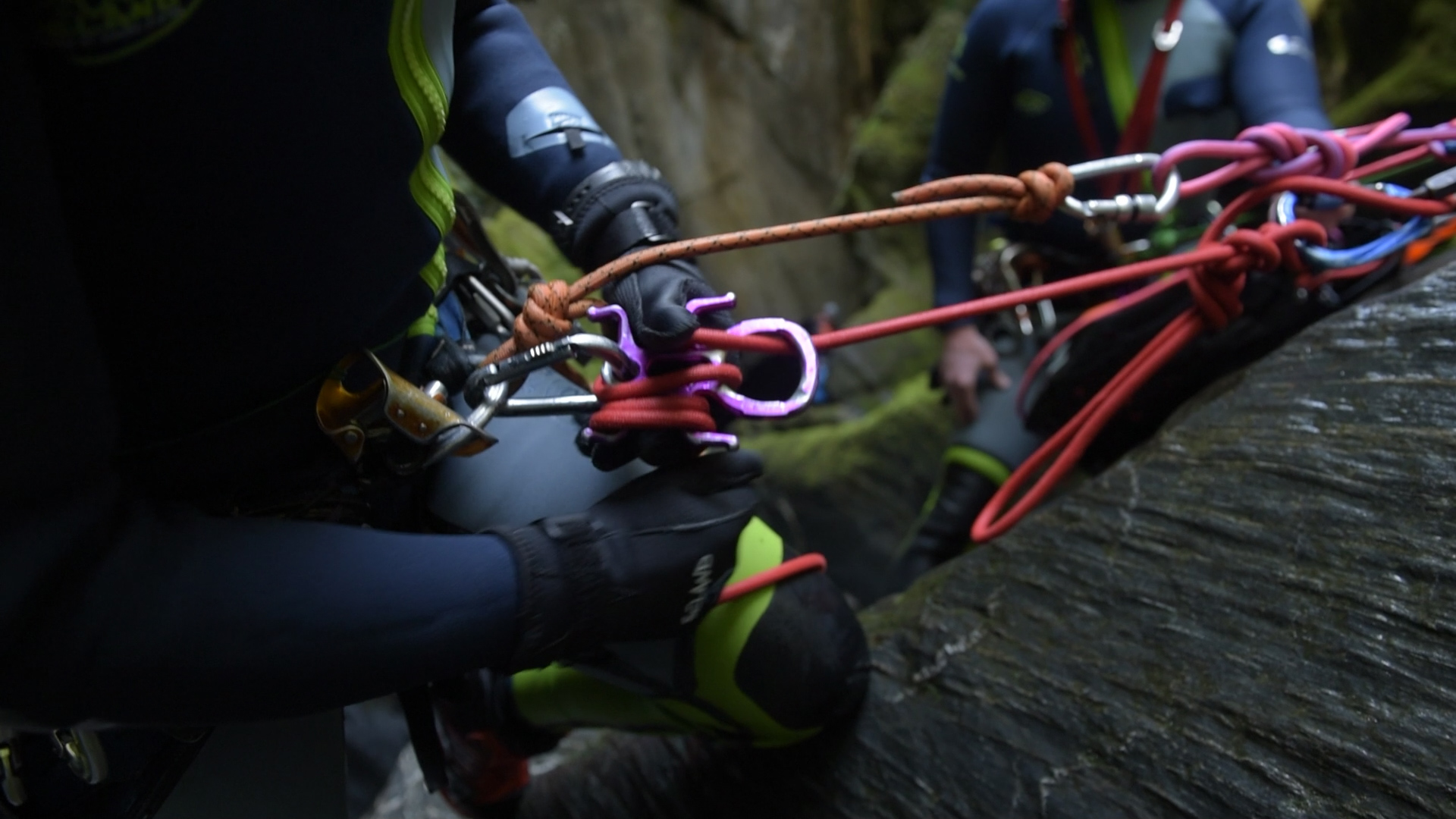 Canyoning descenders friction modes
