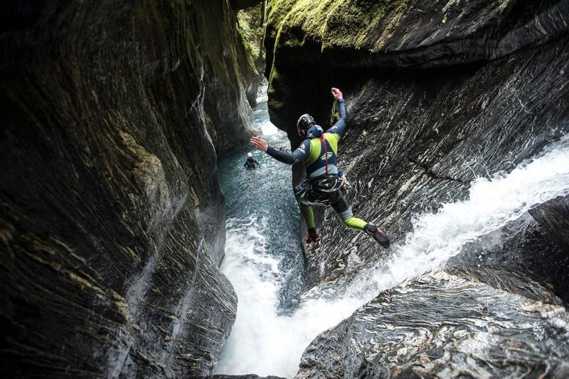 Canyoning technique of jumping in the canyon © V7 Academy